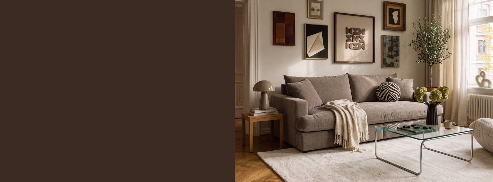Stue med beige sofa, sofabord i glass og bildevegg