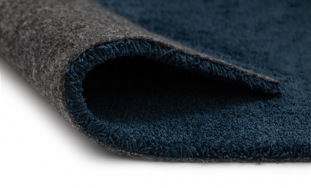 SENSE Ryematte 133x190 Mørkeblå i gruppen Tepper og tekstiler / Tepper / Ryetepper hos Sofas & more (54346)