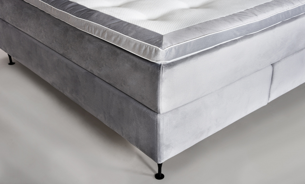 OPERA 180 Kontinentalseng Flyel Lys gr i gruppen Soverom / Senger / Senger 180 hos Sofas & more (KMP04078)