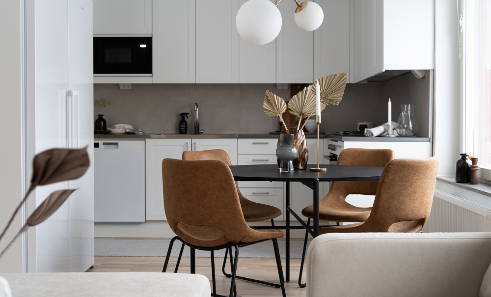 LANTA 120 Spisegruppe 4 Stoler Brun i gruppen Spiseplass / Bord / Spisegrupper / hos Sofas & more (SHDT10-CHAIR07)