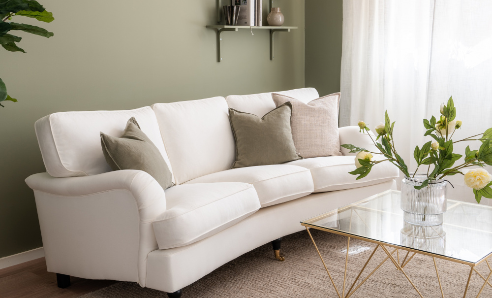 SKAGEN 3-seters buet Howard-sofa Classic Offwhite i gruppen Stue / Sofaer / 3-seters sofaer hos Sofas & more (SKA3SCUBAOW)