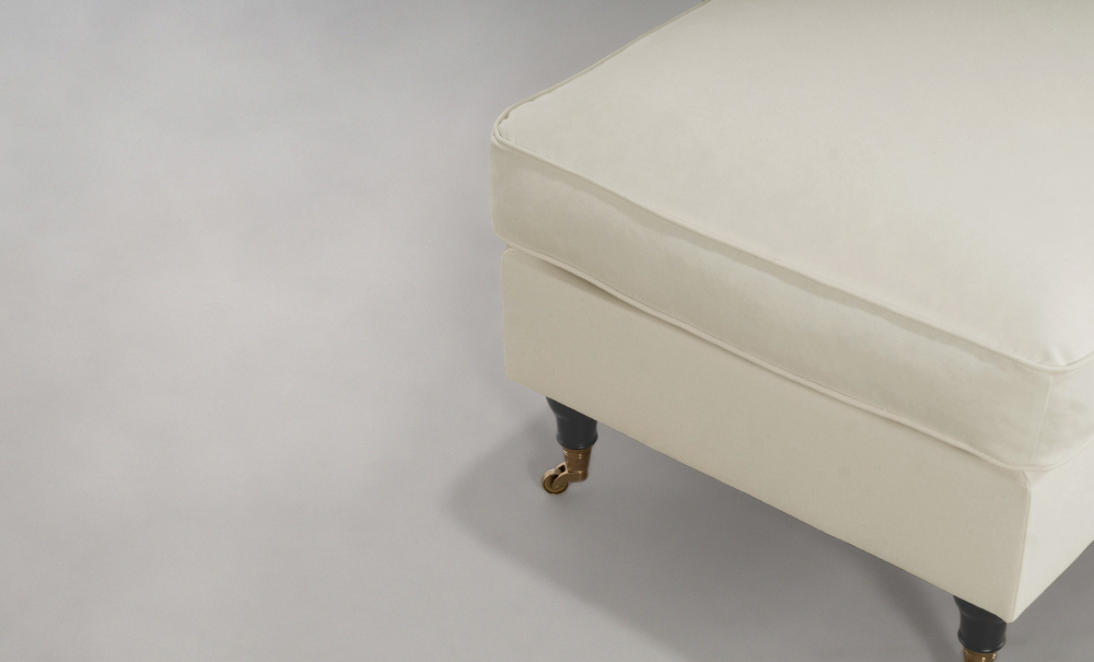 SKAGEN Fotskammel Classic Beige i gruppen Stue / Sofaer / Fotskamler hos Sofas & more (SKAFSBABE)